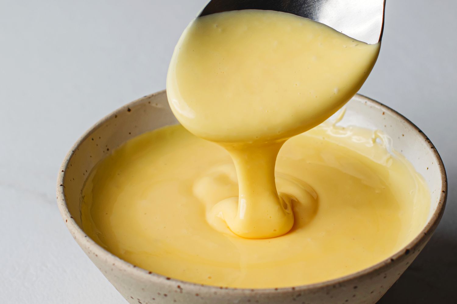 what-is-hollandaise-sauce