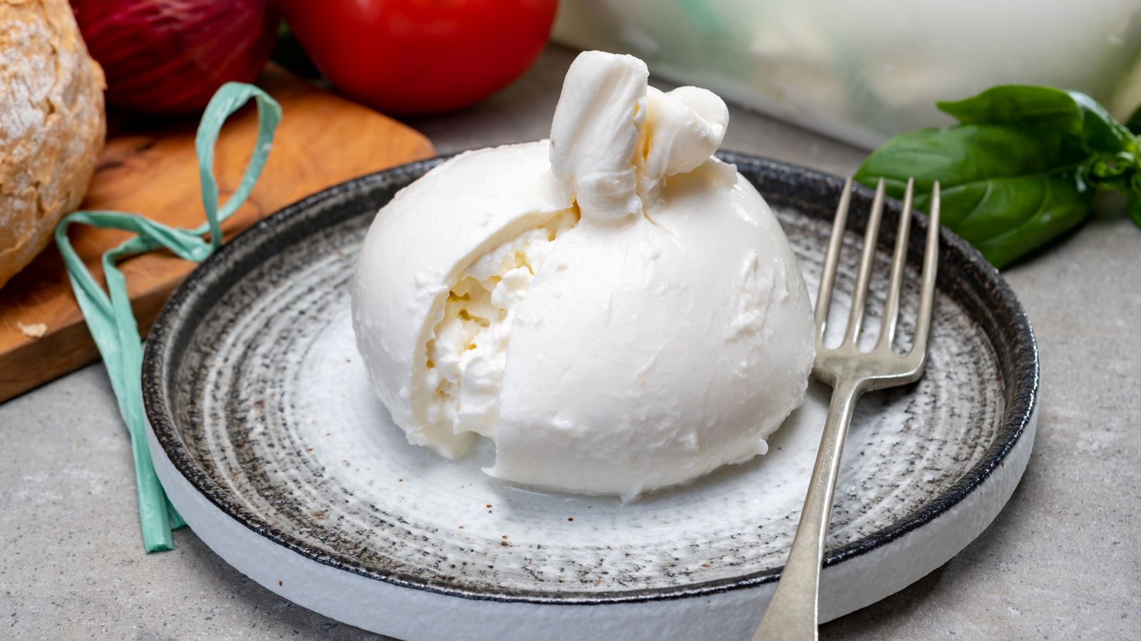 what-is-the-difference-between-burrata-and-mozzarella