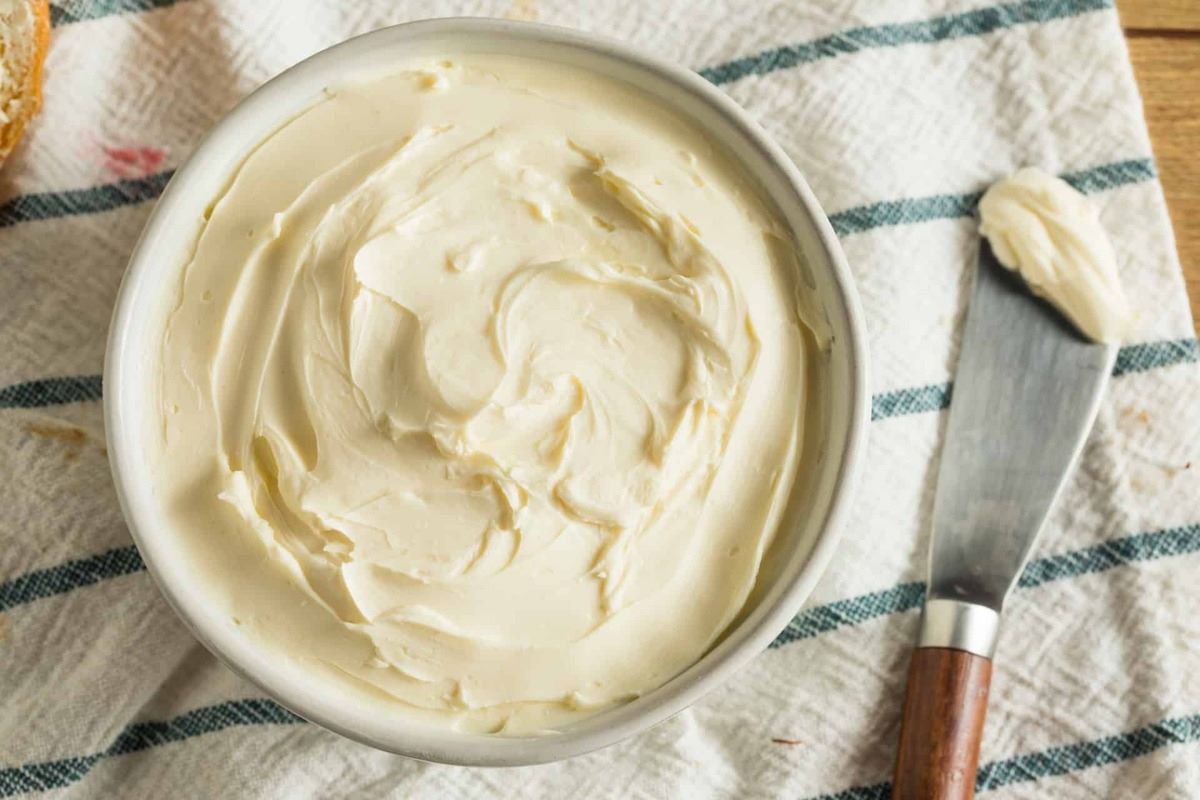 what-is-the-difference-between-cream-cheese-vs-sour-cream
