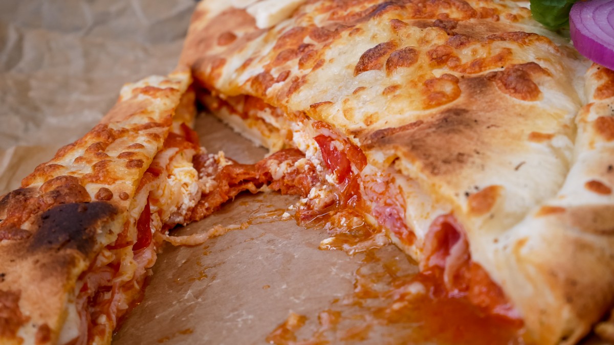 What Is The Difference Between Stromboli And Calzone - Recipes.net