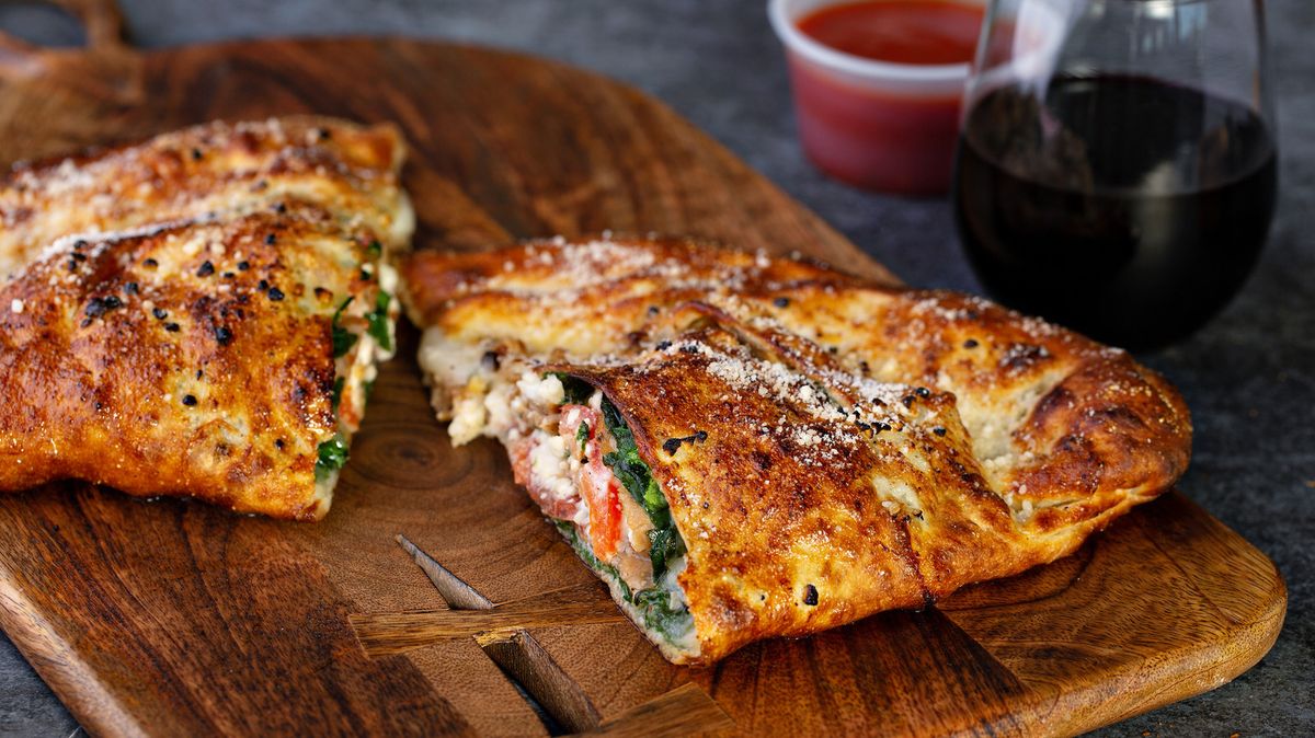 What Is the Difference Between Stromboli and Calzone? - Recipes.net