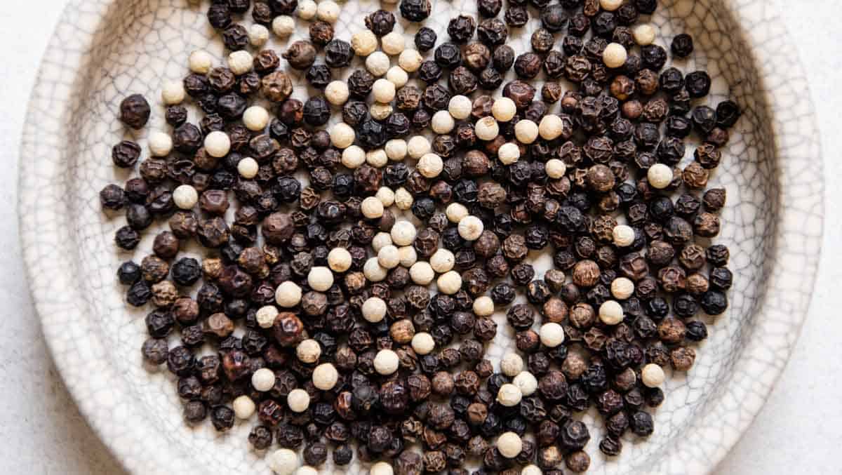 what-is-the-difference-between-white-and-black-pepper