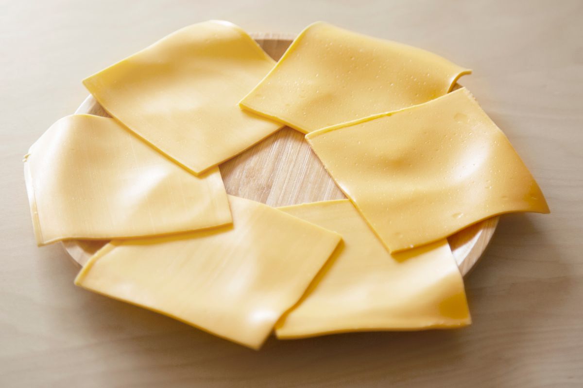 what-is-the-difference-between-white-and-yellow-american-cheese