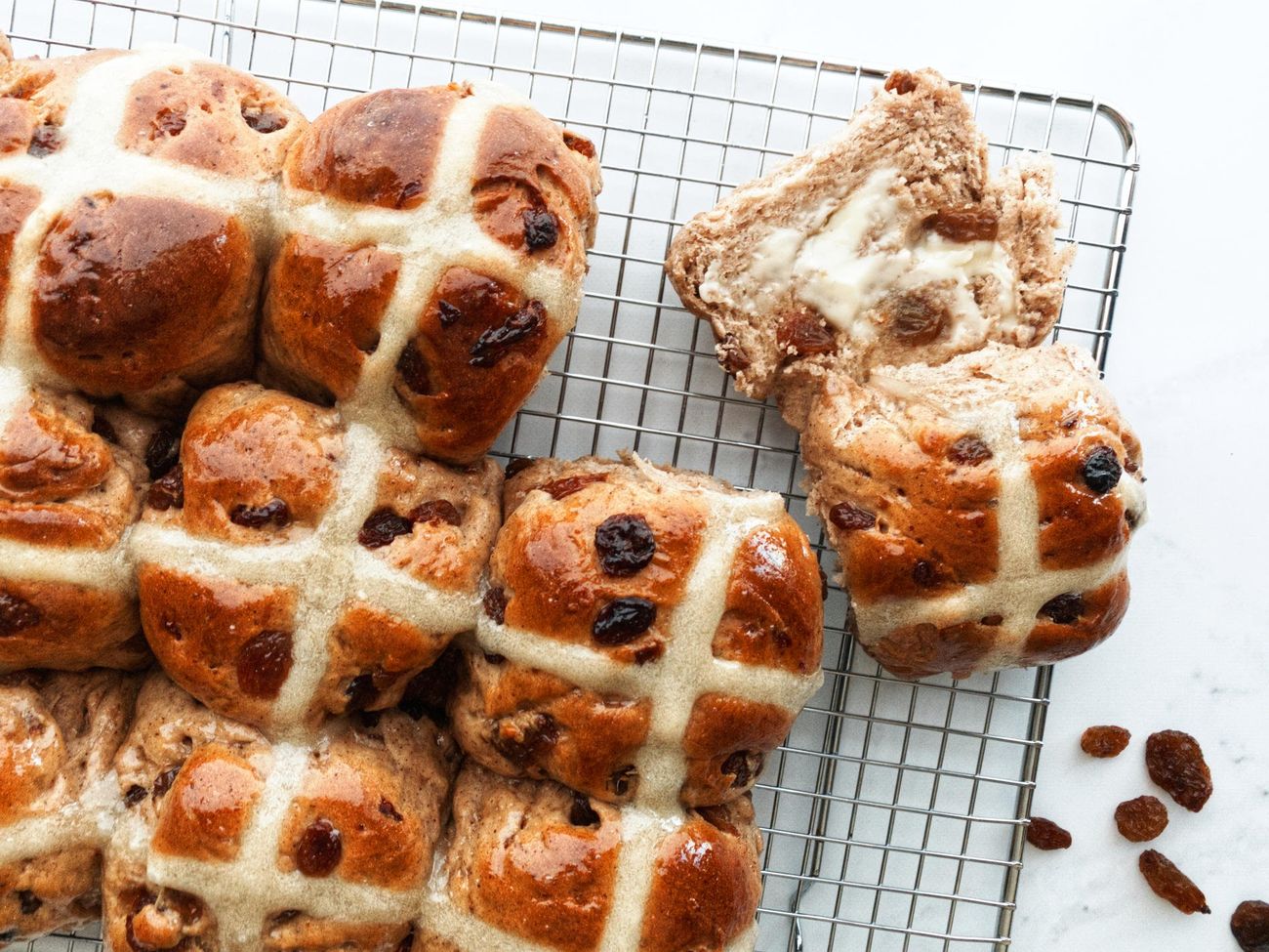 what-is-the-white-stuff-on-hot-cross-buns