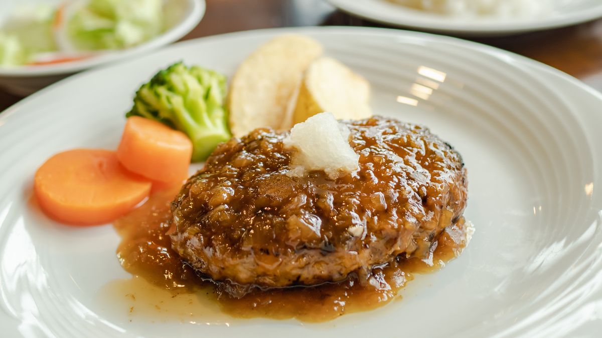 what-is-the-difference-between-salisbury-steak-and-meatloaf