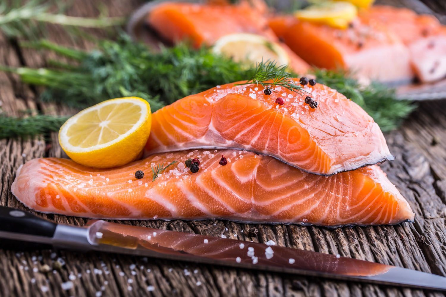 what-is-the-difference-wild-caught-vs-farm-raised-salmon