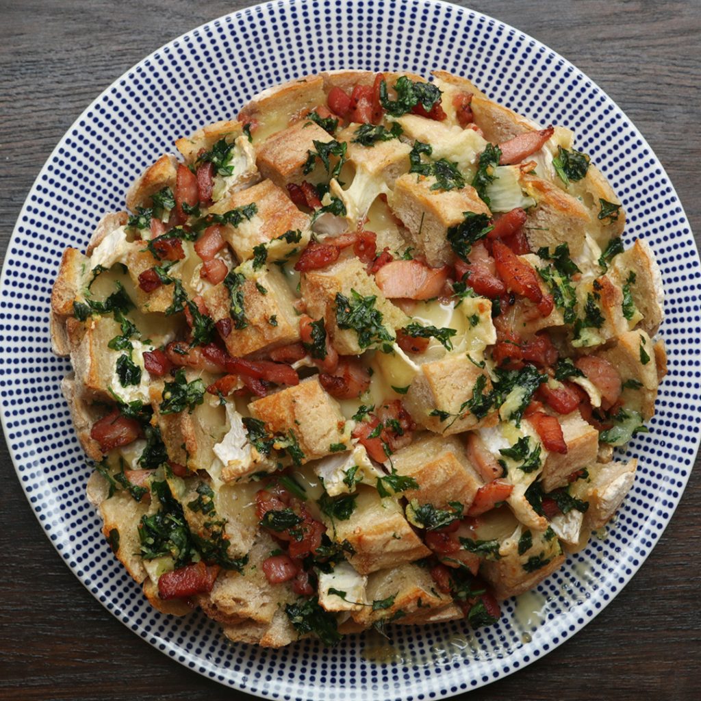 bacon and camembert pull-apart garlic bread recipe