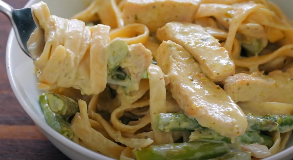 pesto pasta with chicken, asparagus & arugula recipe