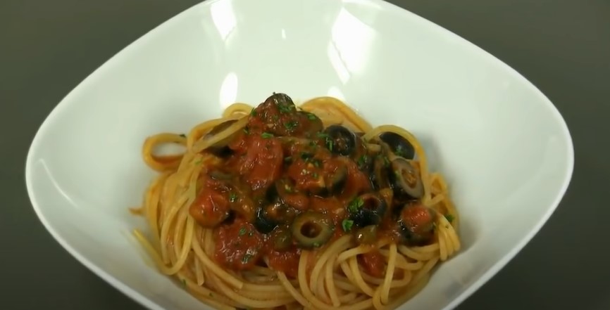 Spaghetti with Tomatoes, Olives, and Feta Recipe