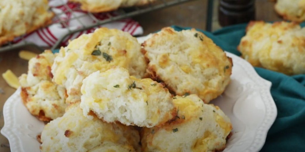 Cheddar and Roasted Garlic Biscuits Recipe