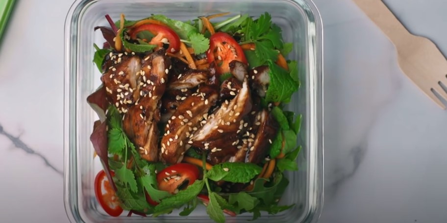 green-chile chicken thighs with arugula salad recipe