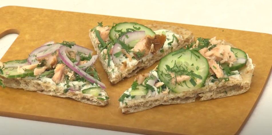 smoked salmon breakfast flatbread recipe