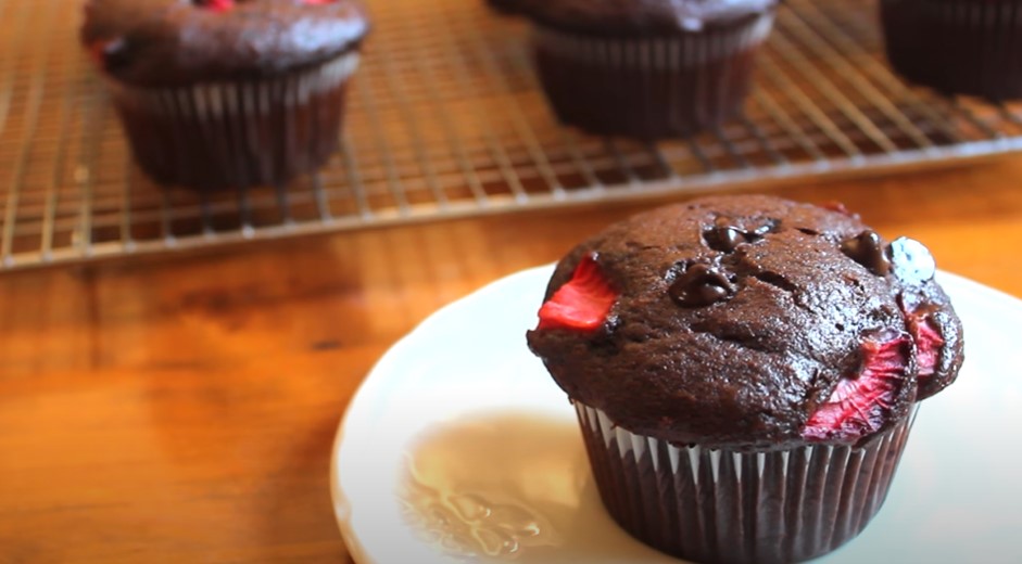 chocolate drizzled strawberry muffins recipe