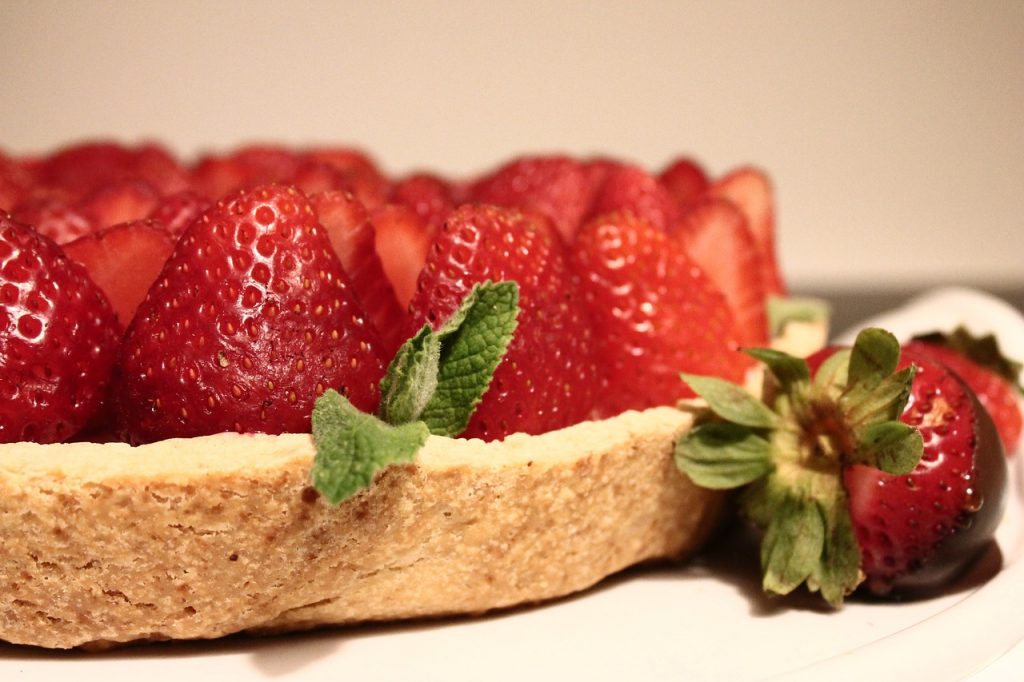 fresh strawberries and cream pie