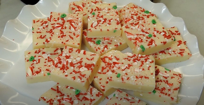 https://recipes.net/wp-content/uploads/portal_files/recipes_net_posts/2021-07/peppermint-crunch-fudge-recipe.jpg