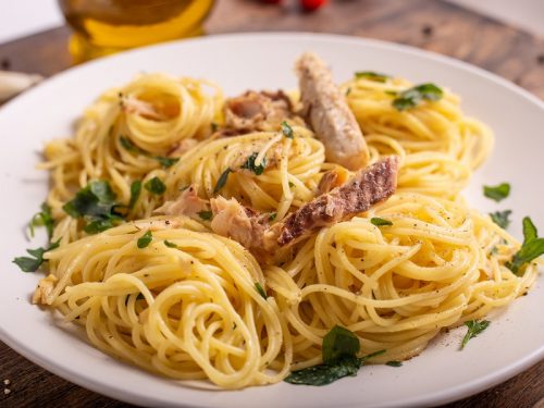 spaghetti with mackerel and pine nuts
