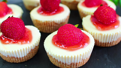 No Bake Strawberry Lemonade Mini Cheesecakes - Handle the Heat