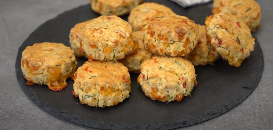 chili-stuffed biscuits recipe