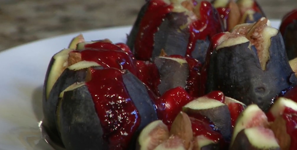 amaretti-stuffed figs with raspberry sauce recipe