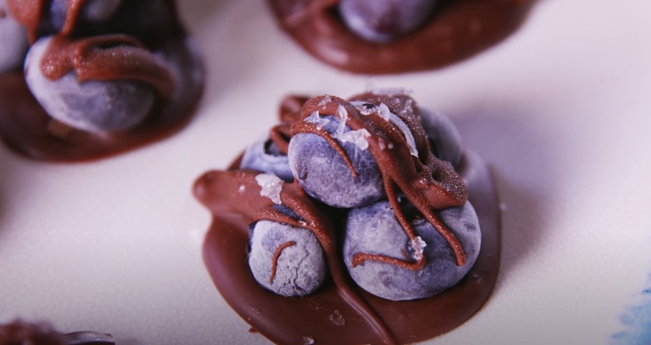 chocolate blueberry clusters recipe