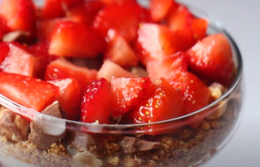 strawberry chocolate breakfast parfait recipe