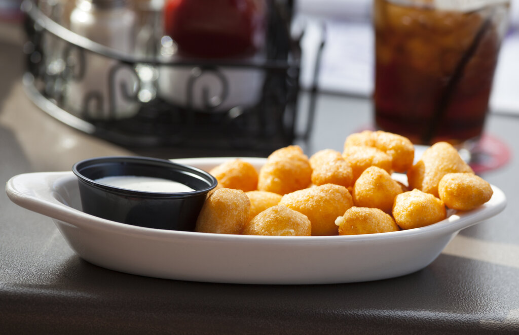 Fried Cheese Curds Recipe, crispy fried cheese curds with delicious cheese curd filling