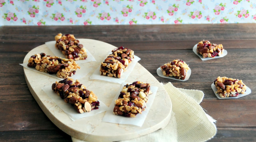 berry vanilla cashew snack bars recipe