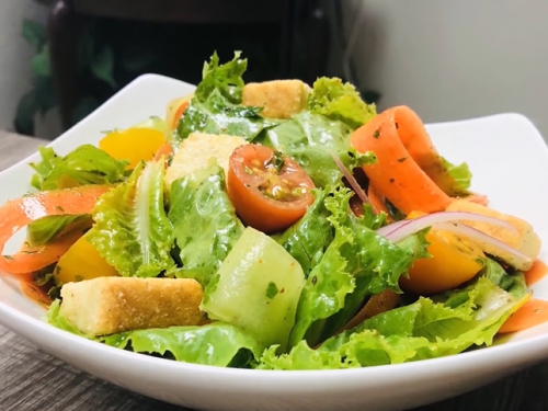 green salad with garlic crunch recipe