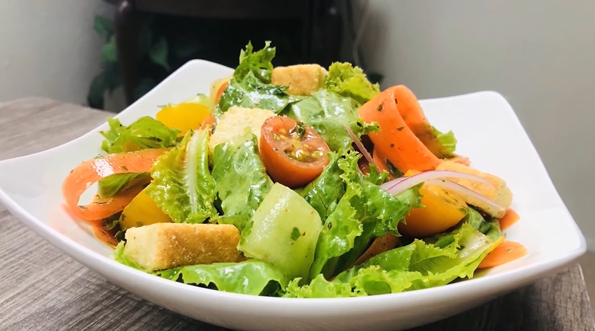 green salad with garlic crunch recipe