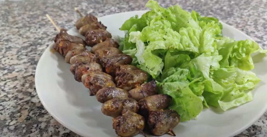 O que é skewers em Português? espetos de