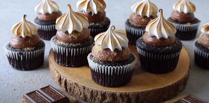 marshmallow-filled s’mores cupcakes recipe