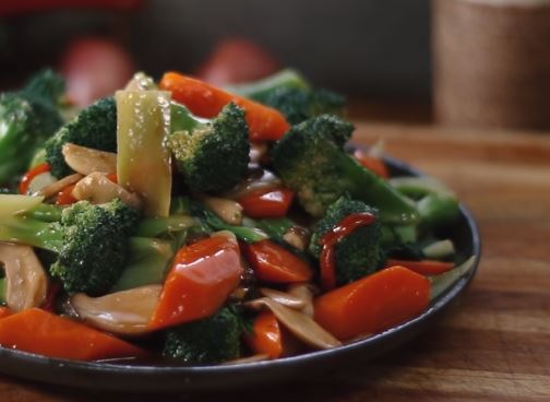 Spiralized Vegetable Stir Fry Recipe with Cashew Sauce