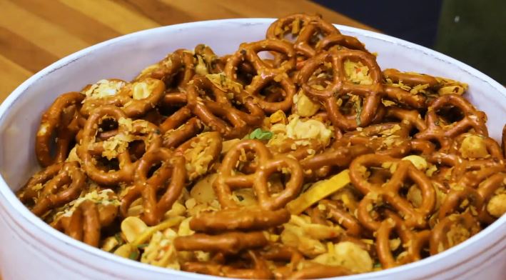 pretzels and mixed nuts snacks recipe