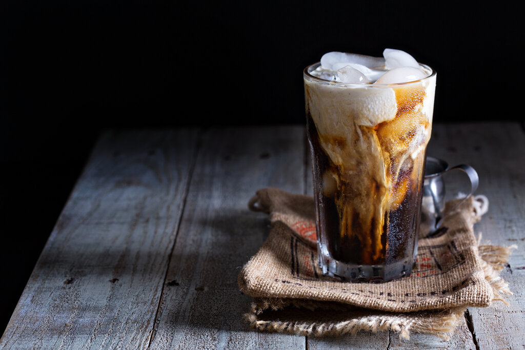 Colorado Bulldog Recipe, a fizzy and creamy drink that blends vodka, coffee liqueur, and cola