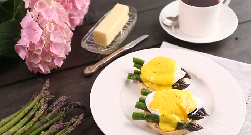 egg benedict with asparagus recipe