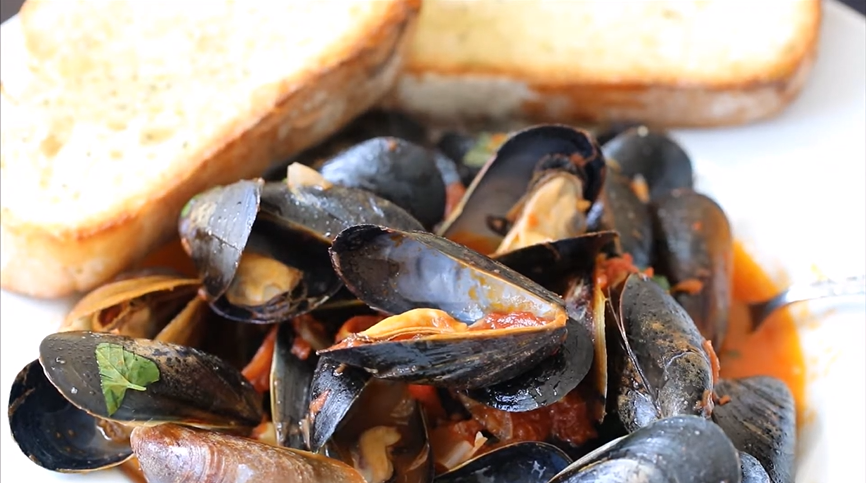 steamed mussels with tomato and garlic broth recipe