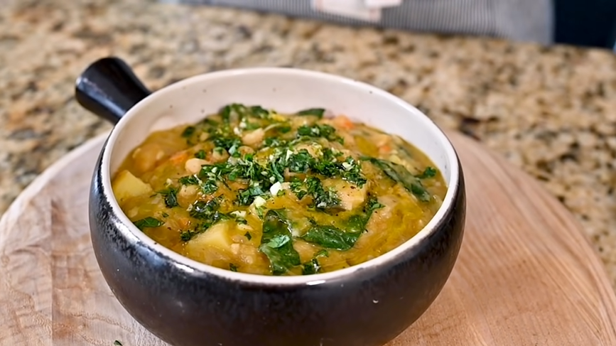 https://recipes.net/wp-content/uploads/portal_files/recipes_net_posts/2021-10/white-bean-spinach-&-pesto-soup-recipe.png